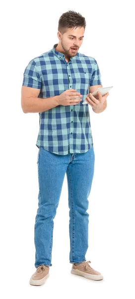 Σοκαρισμένος Νεαρός Άνδρας Tablet Υπολογιστή Λευκό Φόντο — Φωτογραφία Αρχείου
