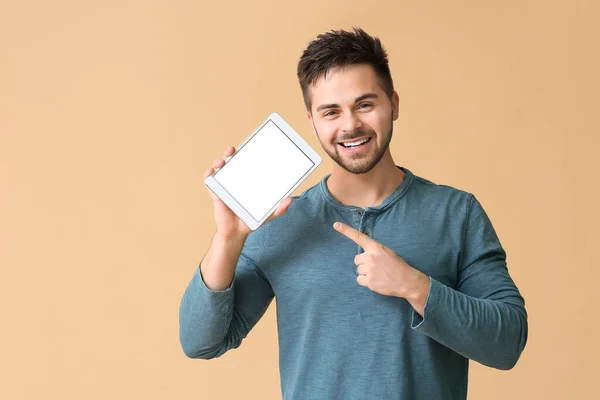 Young Man Tablet Computer Color Background — Stock Photo, Image