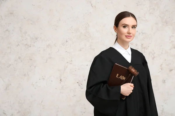 Richterin Mit Buch Über Hellen Hintergrund — Stockfoto