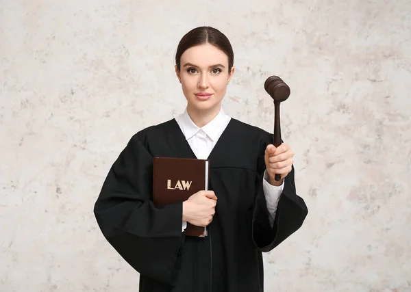 Hafif Arkaplan Üzerine Kitabı Olan Kadın Yargıç — Stok fotoğraf