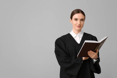 Hafif arkaplan üzerine kitabı olan kadın yargıç