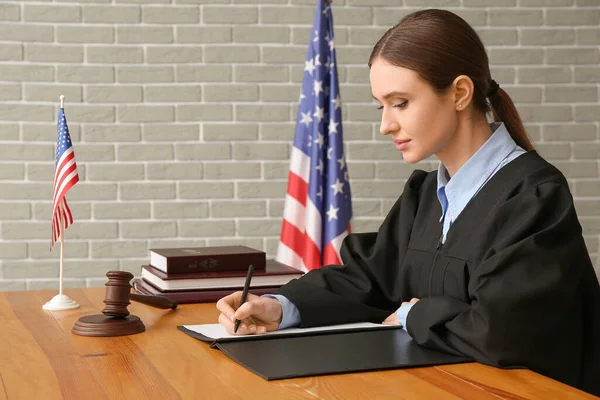 Female Judge Signing Documents Table Courtroom — Stock Photo, Image