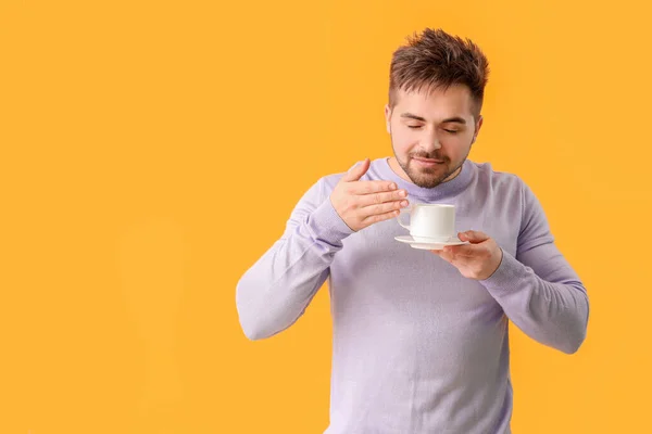 Arka Planda Bir Fincan Sıcak Kahvesi Olan Genç Adam — Stok fotoğraf