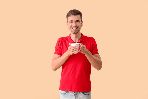 Hombre Joven Con Taza Café Caliente Sobre Fondo Color — Foto de Stock