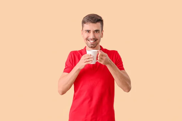 Hombre Joven Con Taza Café Caliente Sobre Fondo Color — Foto de Stock