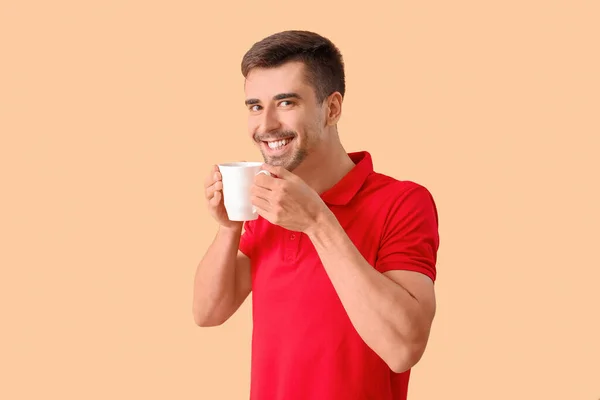 Hombre Joven Con Taza Café Caliente Sobre Fondo Color — Foto de Stock