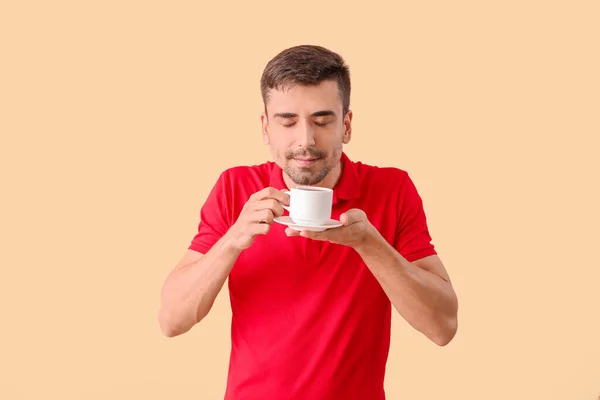 Jovem Com Xícara Café Quente Fundo Cor — Fotografia de Stock