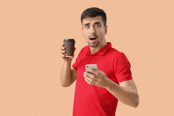 若いです男とともに熱いコーヒーと携帯電話上の色の背景 — ストック写真