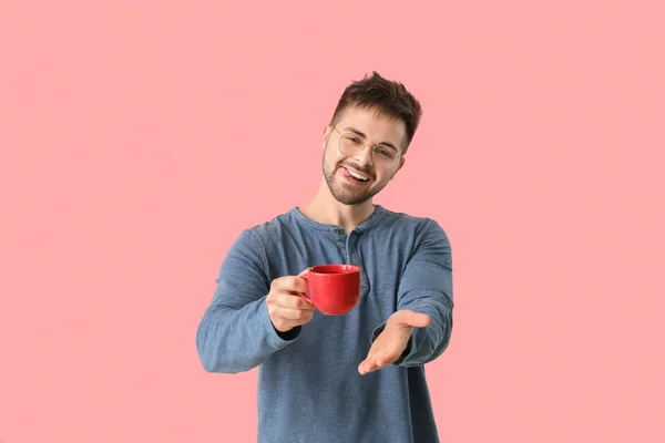 Giovane Uomo Con Tazza Caffè Caldo Sfondo Colore — Foto Stock