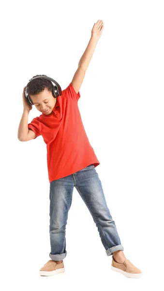 Pequeño Chico Afroamericano Escuchando Música Bailando Sobre Fondo Blanco — Foto de Stock