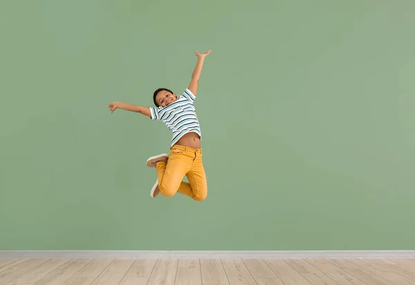 Petit Garçon Afro Américain Sautant Contre Mur Couleur — Photo