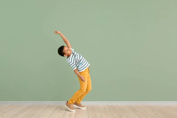 Kis Afro Amerikai Fiú Táncol Színes Falnak — Stock Fotó