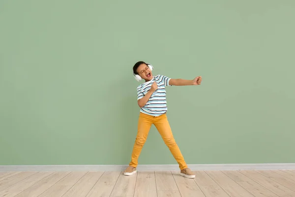 小さなアフリカ系アメリカ人の少年が音楽を聴き 色の壁に対して踊る — ストック写真