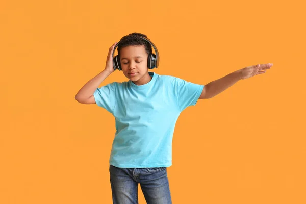 Pequeño Chico Afroamericano Escuchando Música Bailando Sobre Fondo Color —  Fotos de Stock