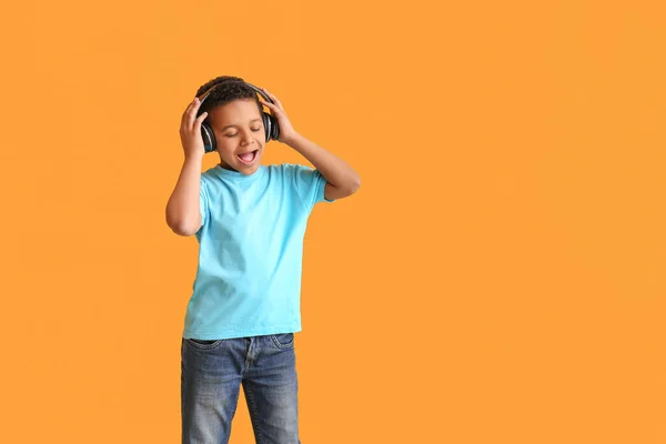 Kis Afro Amerikai Fiú Zenét Hallgat Színes Háttér — Stock Fotó