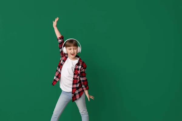 Nettes Kleines Mädchen Das Vor Farbigem Hintergrund Tanzt Und Musik — Stockfoto