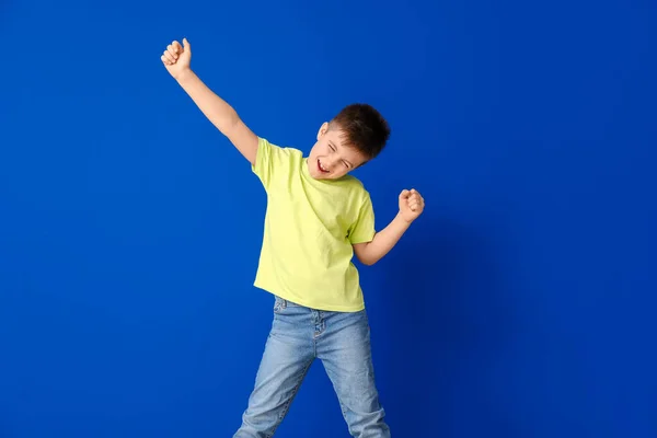 Schattig Jongetje Dansen Tegen Kleur Achtergrond — Stockfoto