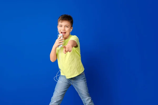Lindo Niño Bailando Escuchando Música Contra Fondo Color —  Fotos de Stock