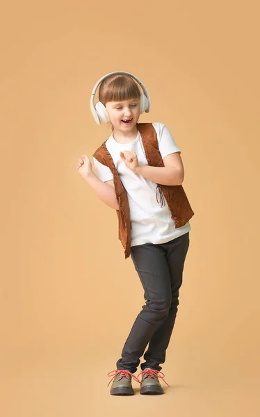 Linda Niña Bailando Escuchando Música Contra Fondo Color —  Fotos de Stock