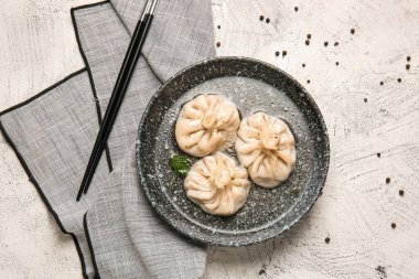 Hafif arka planda lezzetli hamur tatlısı tabağı