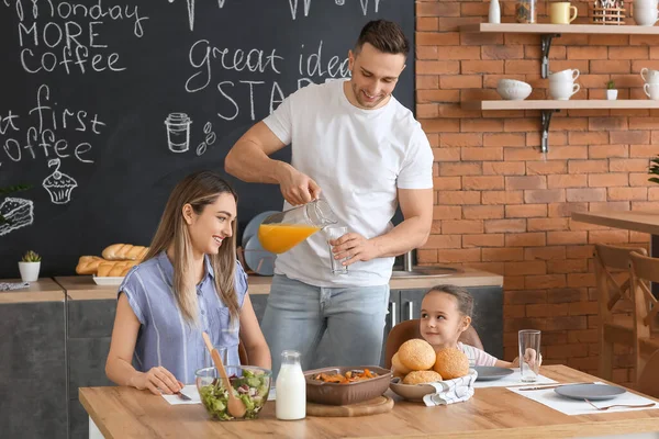 Šťastná Rodina Spolu Večeří Kuchyni — Stock fotografie