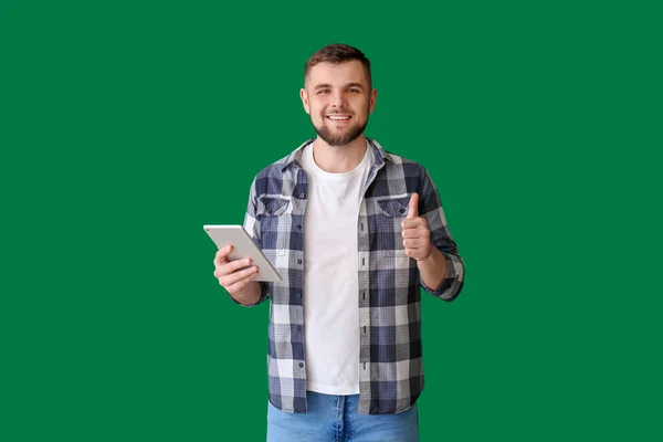 Hombre Joven Con Tableta Que Muestra Pulgar Hacia Arriba Fondo —  Fotos de Stock