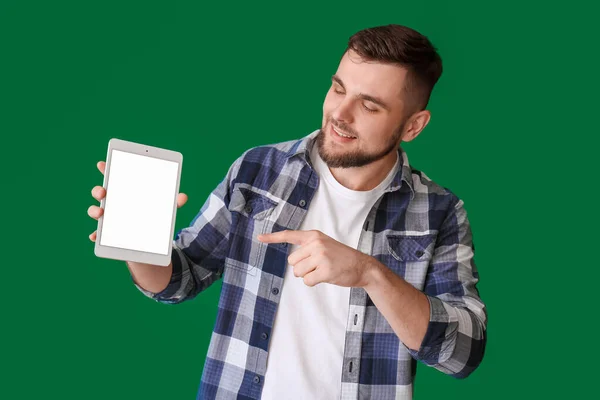 Ung Man Med Tablett Dator Färg Bakgrund — Stockfoto