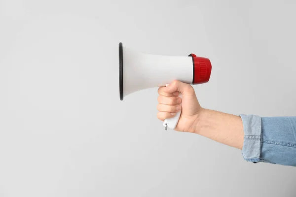 Mannelijke Hand Met Megafoon Lichte Achtergrond — Stockfoto