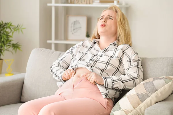Problemen Met Overgewicht Vrouw Strakke Kleren Thuis — Stockfoto