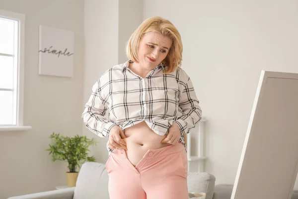 Problemen Met Overgewicht Vrouw Strakke Kleren Buurt Spiegel Thuis — Stockfoto