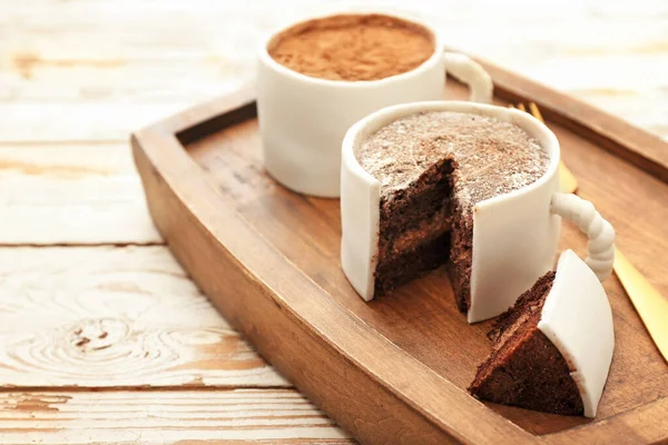Schokoladenkuchen Form Von Kaffeetassen Auf Weißem Holzhintergrund — Stockfoto