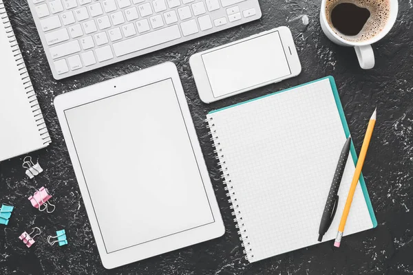 Tablet Computer Handy Tastatur Tasse Kaffee Und Schreibwaren Auf Dunklem — Stockfoto