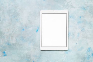 Renk arkaplanı üzerine modern tablet bilgisayar