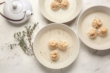 Beyaz arka planda lezzetli hamur tatlısı tabakları