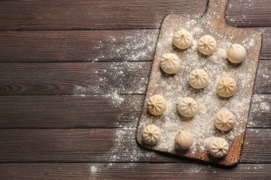 Masada çiğ hamur köftesi var.