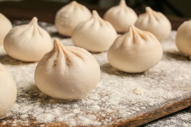 Çiğ hamur köfteli pano, yakın plan.