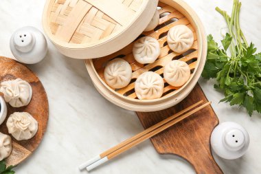 Vapur masada lezzetli köfte ile