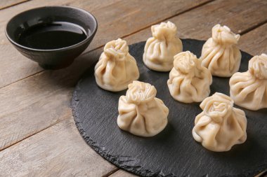 Tabakta lezzetli hamur köfteleri var.