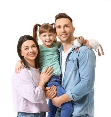 Beyaz arka planda evlatlık kızı olan mutlu bir çift.