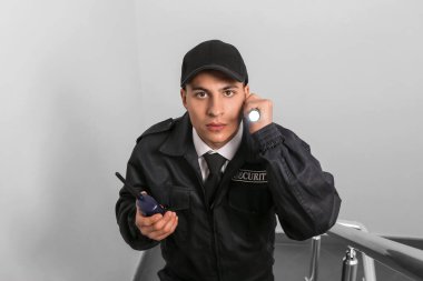 Binada el feneri olan erkek güvenlik görevlisi.