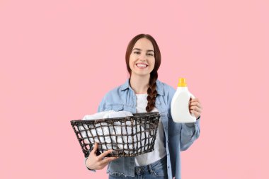 Çamaşır ve deterjanı olan güzel bir genç kadın.