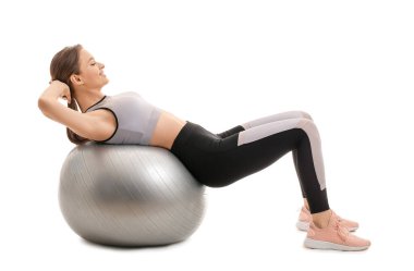 Beyaz arka planda spor yapan genç bir kadın.