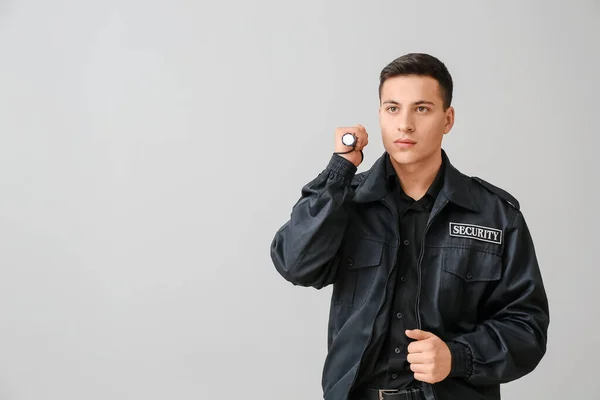 Guardia Seguridad Masculino Con Linterna Sobre Fondo Gris — Foto de Stock