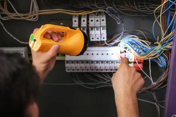 Eletricista Masculino Com Lanterna Reparação Placa Distribuição — Fotografia de Stock