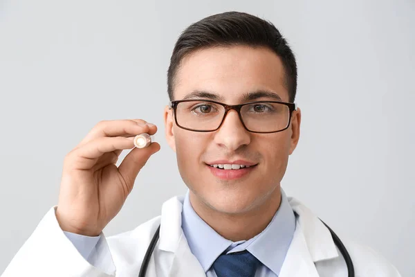 Médico Masculino Con Linterna Sobre Fondo Gris —  Fotos de Stock