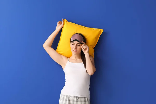 Giovane Donna Maschera Del Sonno Con Cuscino Sfondo Colore — Foto Stock