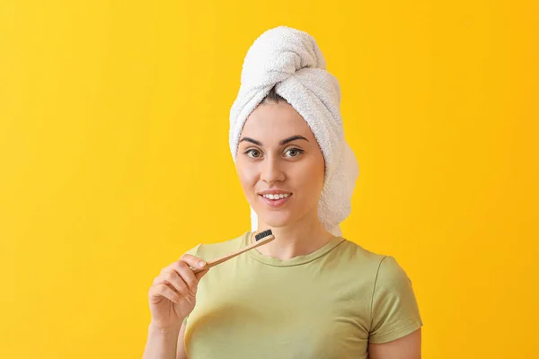 Junge Frau Beim Zähneputzen Farbe Hintergrund — Stockfoto