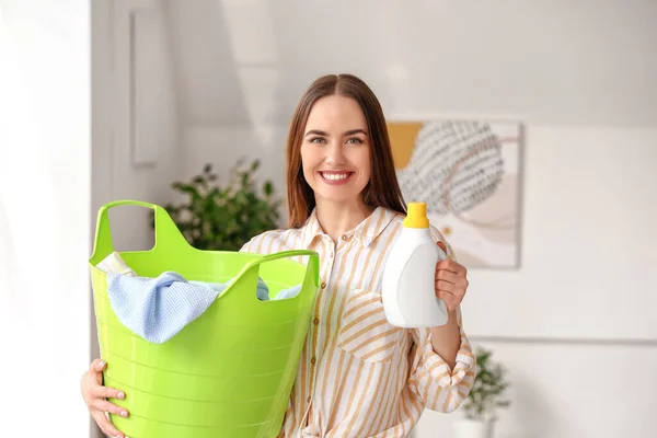 Mujer Joven Con Ropa Limpia Detergente Casa —  Fotos de Stock