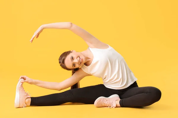 Sportieve Jonge Vrouw Training Tegen Kleur Achtergrond — Stockfoto