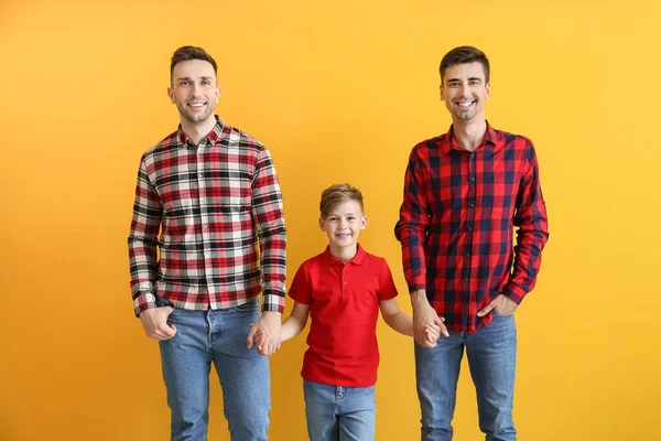 Feliz Pareja Gay Con Adoptado Niño Color Fondo — Foto de Stock